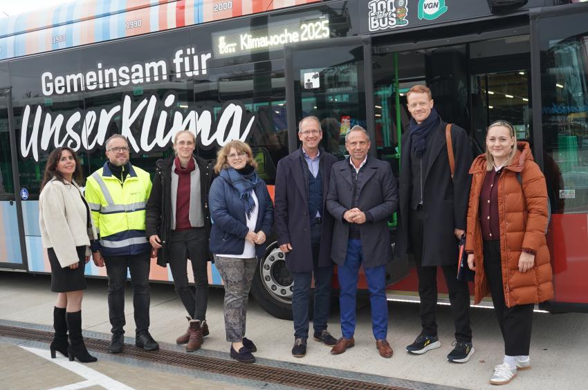 Zum Start der bayerischen Klimawoche präsentieren Umweltminister Thorsten Glauber und die Firma infra Fürth GmbH den von ihnen beklebten Klimastreifen-Bus. Der Elektrobus wird erstmalig im ÖPNV der Stadt Fürth eingesetzt.