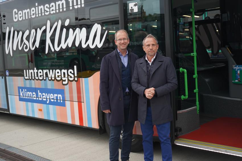 Vor dem Klimastreifen-Bus stehen Umweltminister Thorsten Glauber und der Geschäftsführer der infra Fürth GmbH Marcus Steurer.