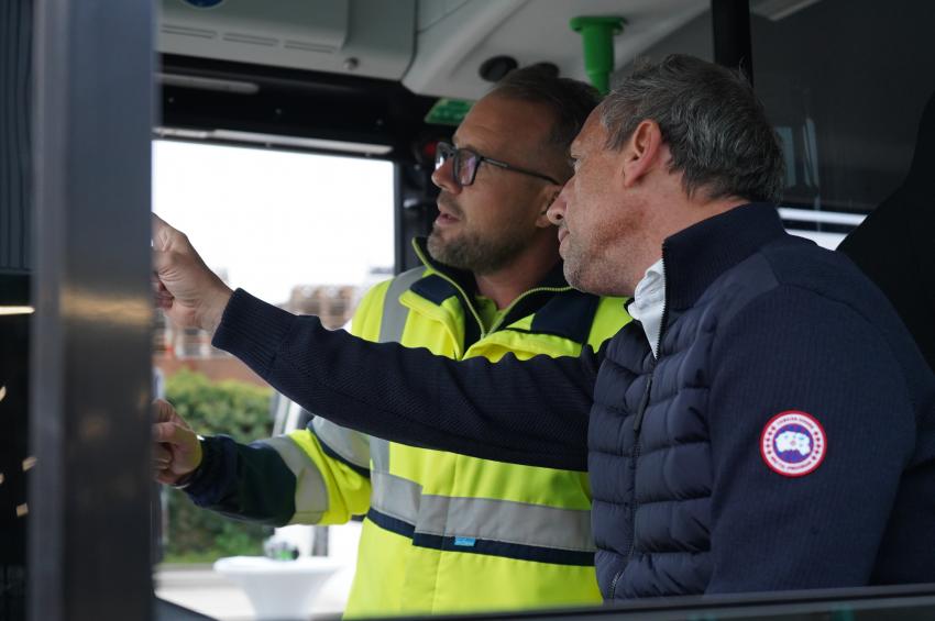 Umweltminister Thorsten Glauber lässt sich die Fahrerkabine zeigen und die Steuerung erklären.