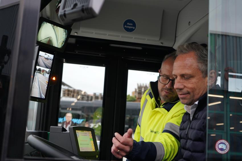 Umweltminister Thorsten Glauber lässt sich die Fahrerkabine zeigen und die Steuerung erklären.