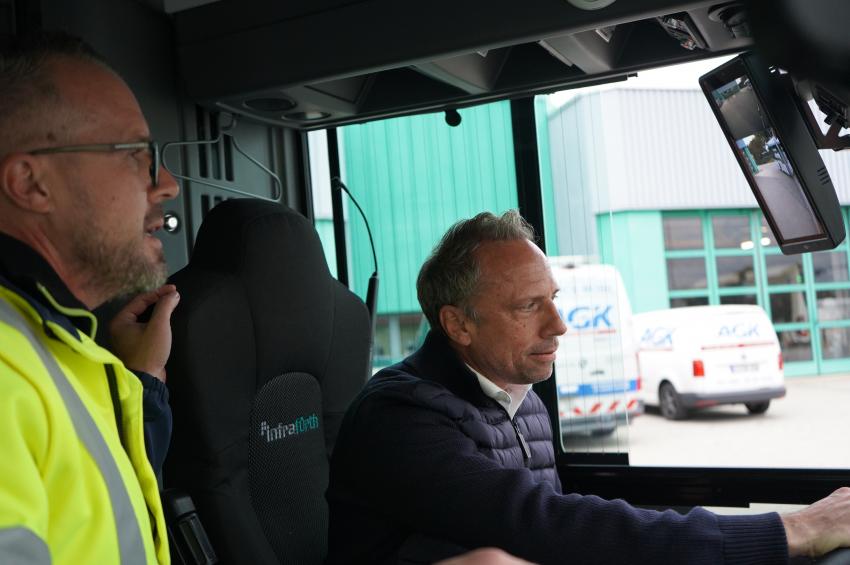 Umweltminister Thorsten Glauber fährt selbst eine Runde mit dem E-Bus.