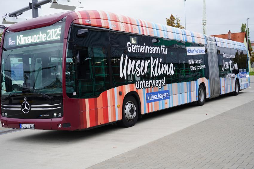 Blick auf den beklebten Klimastreifen-E-Bus.
