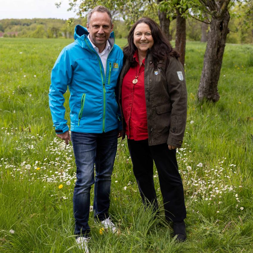 Umweltminister Thorsten Glauber mit Rosella Roth von der Naturschutzwacht, Wiesenbrüterschutz