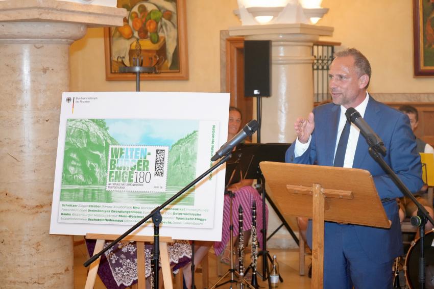 Minister Glauber hält eine Rede bei der Präsentation Sonderpostwertzeichen „Nationales Naturmonument Weltenburger Enge“