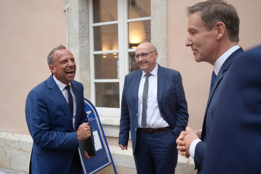 Minister Glauber im Gespräch mit Martin Neumeyer
Landrat des Landkreises Kelheim und Rainer Haselbeck Regierungspräsident von Niederbayern