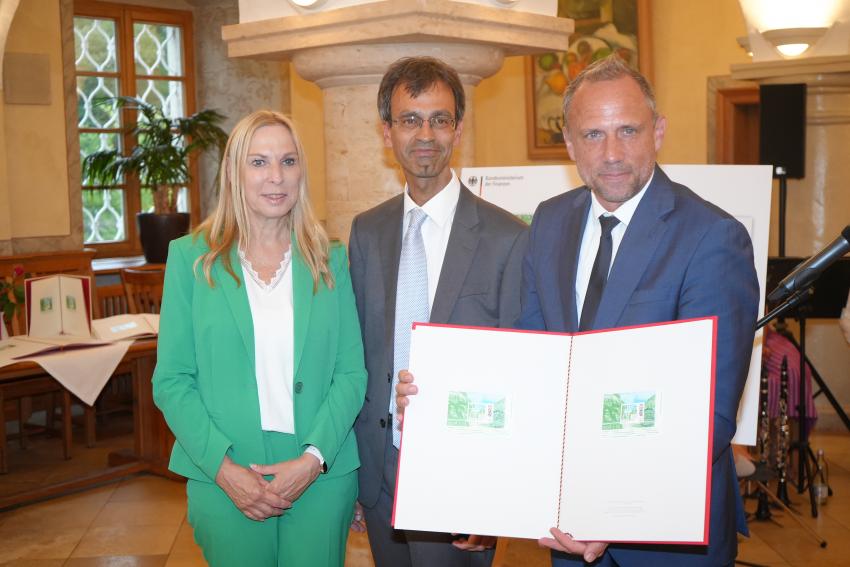Minister Glauber präsentiert die neue Briefmarke