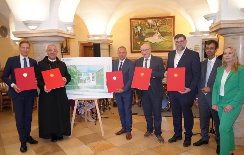Gruppenbild mit Präsentation der Briefmarke mit Minister Glauber und Rainer Haselbeck Regierungspräsident von Niederbayern, Martin Neumeyer Landrat des Landkreises Kelheim, Christian Schweiger Erster Bürgermeister der Stadt Kelheim