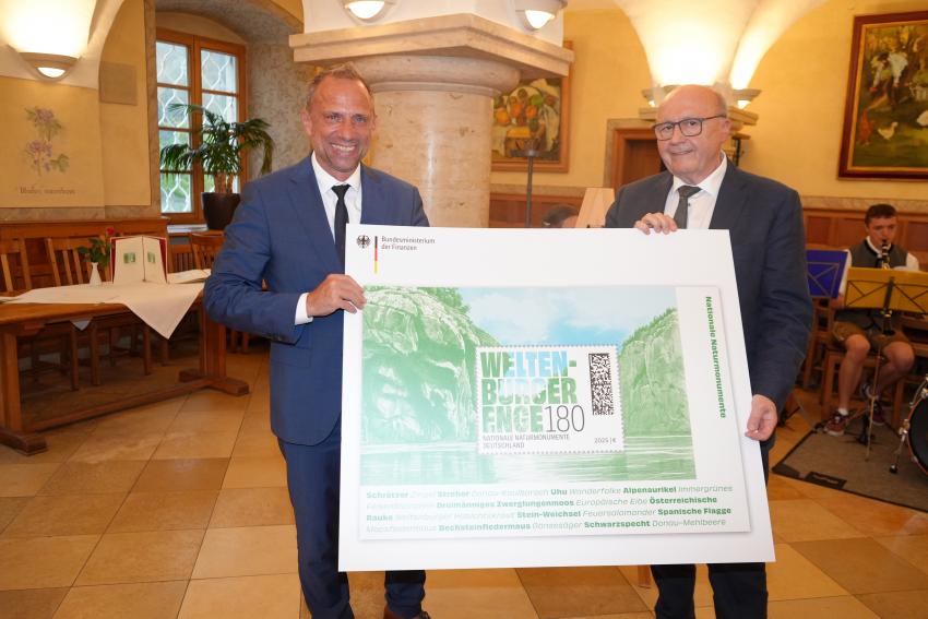 Minister Glauber präsentiert mit Martin Neumeyer
Landrat des Landkreises Kelheim die Briefmarke