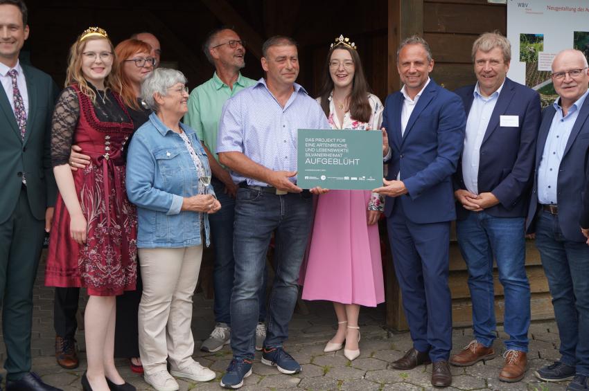 Umweltminister Thorsten Glauber übergibt die Auszeichnung Aufgeblüht an den Weinbauverein Oberschwarzach