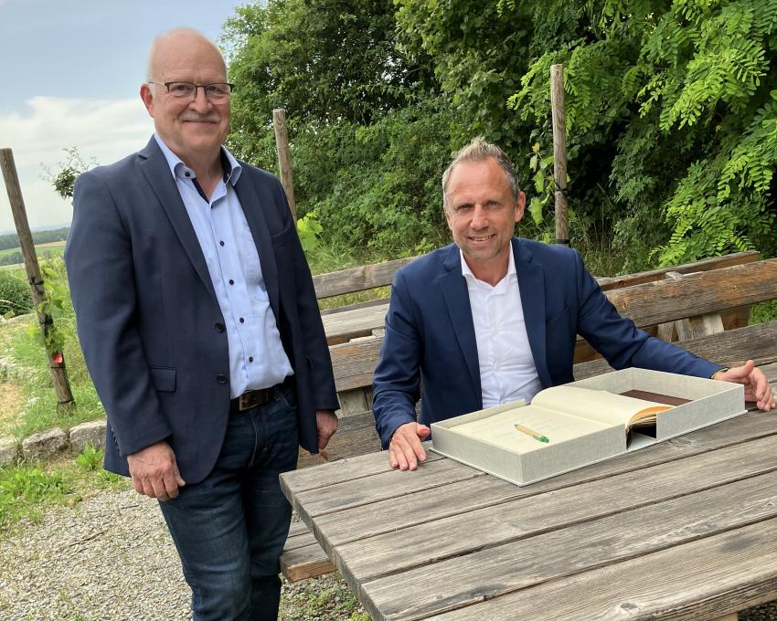 Umweltminister Glauber mit dem Ersten Bürgermeister der Marktgemeinde Oberschwarzach, Manfred Schötz