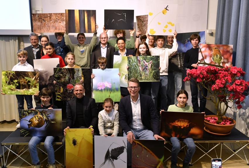 Gruppenfoto: Bayerns Umweltminister Thorsten Glauber und Kunst- und Wissenschaftsminister Markus Blume zusammen mit den Preisträgerinnen und Preisträgern des Fotowettbewerbs 
