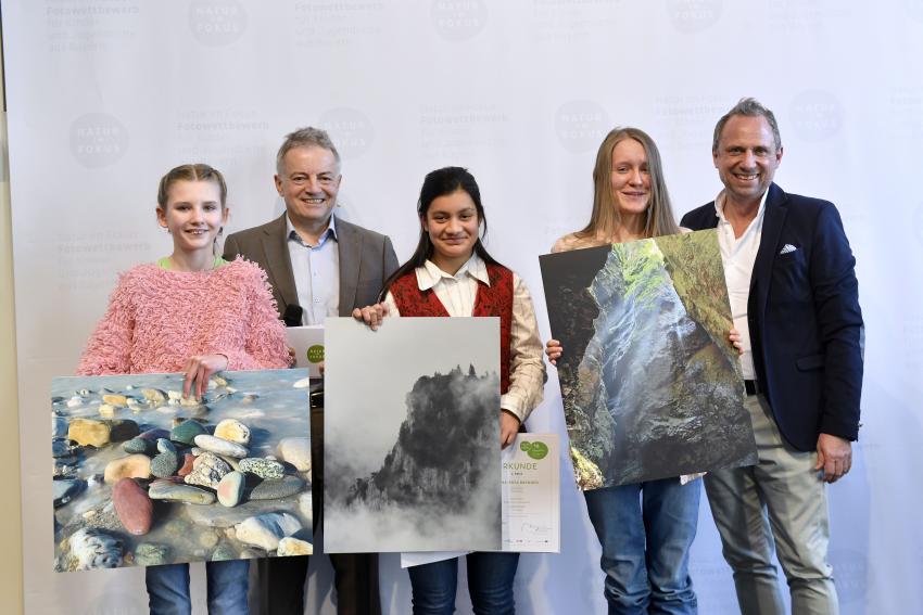Umweltminister Thorsten Glauber und Dr. Apel mit den Gewinnerinnen der Altersklasse 11 bis 14 Jahre in der Kategorie A: 