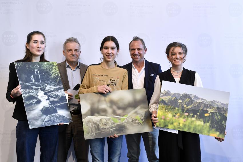 Umweltminister Thorsten Glauber und Dr. Apel mit den Gewinnerinnen der Altersklasse 15 bis 18 Jahre in der Kategorie A: 