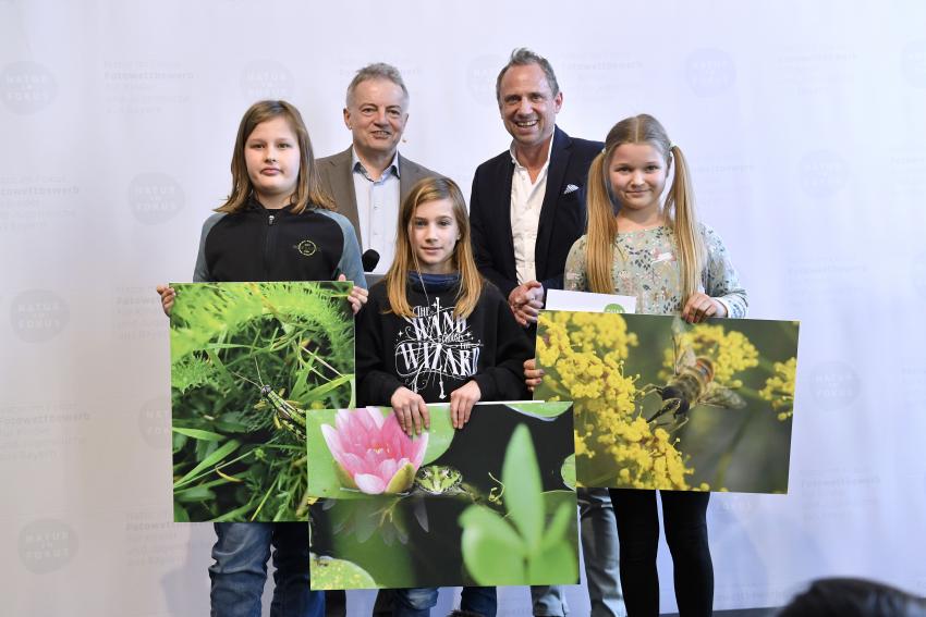 Umweltminister Thorsten Glauber und Dr. Apel mit den Gewinnerinnen und dem Gewinner der Altersklasse 7 bis 10 Jahre in der Kategorie B: 