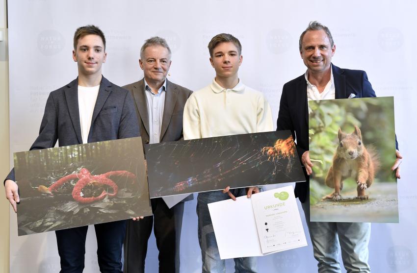 Umweltminister Thorsten Glauber und Dr. Apel mit den Gewinnern der Altersklasse 15 bis 18 Jahre in der Kategorie B: 