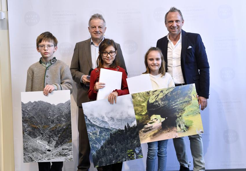 Umweltminister Thorsten Glauber und Dr. Apel mit den Gewinnerinnen und dem Gewinner der Altersklasse 7 bis 10 Jahre in der Kategorie A: 
