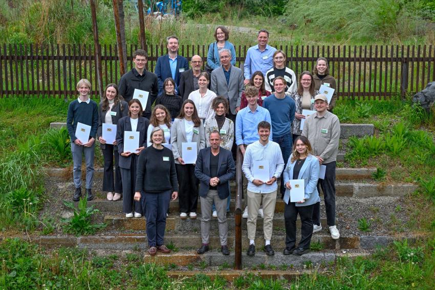 Das Gruppenfoto von der Preisverleihung des studentischen Ideenwettbewerbs Klimaoase zeigt Umweltminister Thorsten Glauber, die Preisträgerteams mit ihren Betreuerinnen und Betreuern der Hochschule Weihenstephan-Triesdorf und der Technischen Hochschule München, die Juryvorsitzende und Vertreter der Stadt Augsburg.