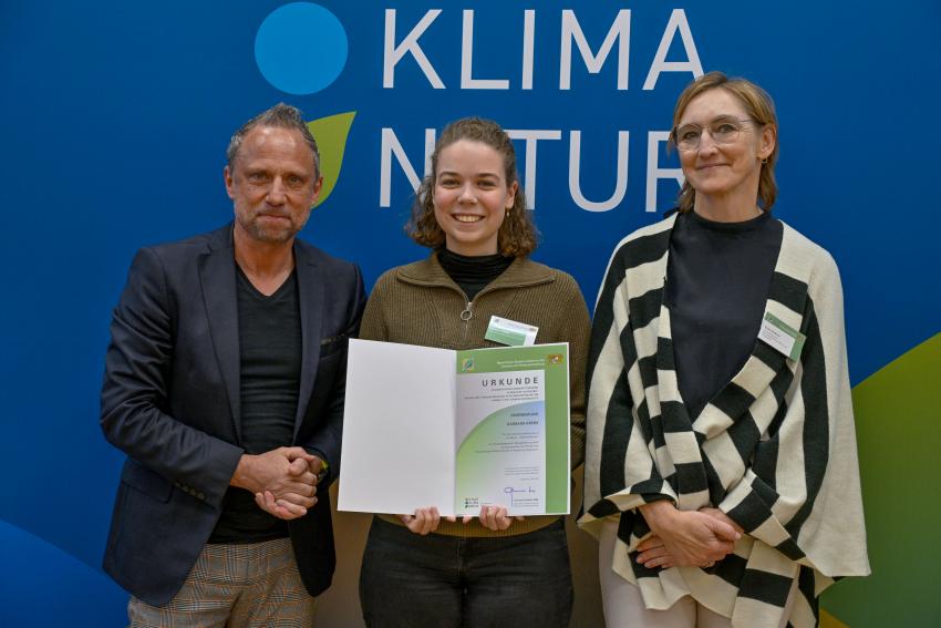 v. li.: Umweltminister Thorsten Glauber, Nominierte Barbara Krebs wurde ausgezeichnet für den Gemeinschaftsentwurf 
