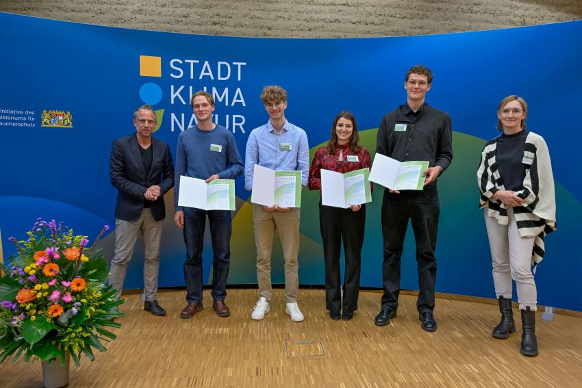 v. li.: Umweltminister Thorsten Glauber, Karl Jakob Jeutter, Kilian Maier, Samira Wasner, Konstantin Cosack wurden ausgezeichnet für den Gemeinschaftsentwurf 