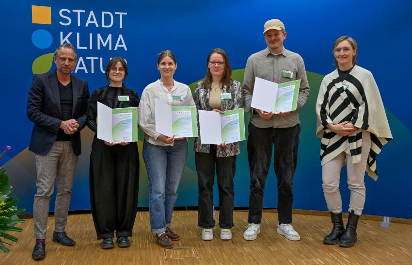 v. li.: Umweltminister Thorsten Glauber, Ramona Inkoferer, Amelie Drißner, Carina Hoffmann, Raphael Handels,  wurden ausgezeichnet für den Gemeinschaftsentwurf 