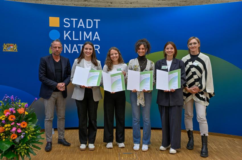 v. li.: Umweltminister Thorsten Glauber, Johanna Herbst, Olivia James, Johanna Winkels, Michaela Würzinger wurden ausgezeichnet für den Gemeinschaftsentwurf 