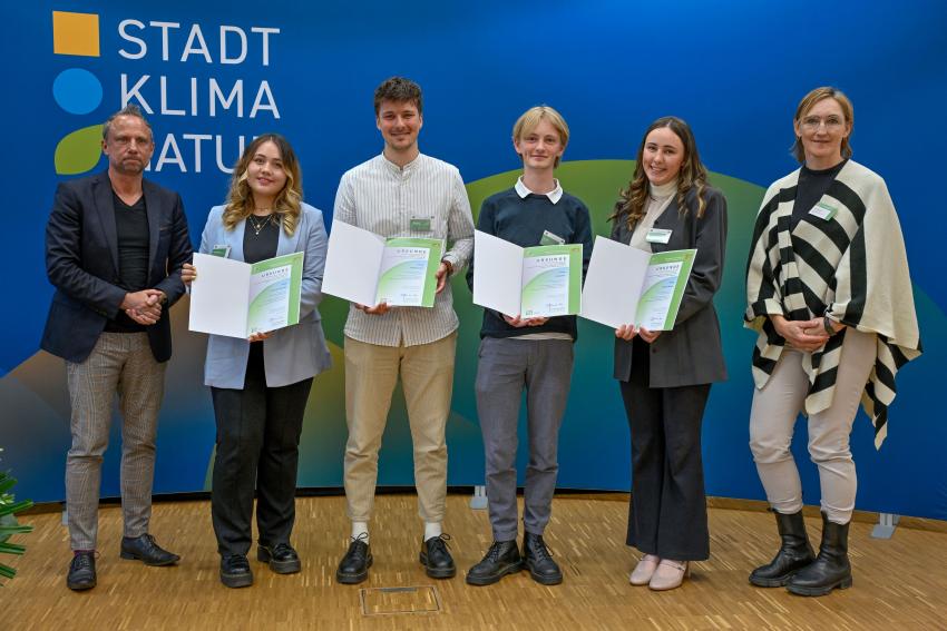 v. li.: Umweltminister Thorsten Glauber, Nadine Ventura, Merlin Pott, Jan Marx, Ronja Frank wurde ausgezeichnet für den Gemeinschaftsentwurf 