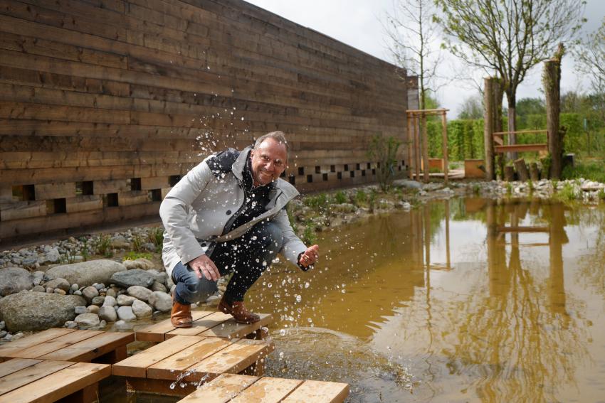 Umweltminister Thorsten Glauber auf dem Gelände der Landesgartenschau in Kirchheim bei München