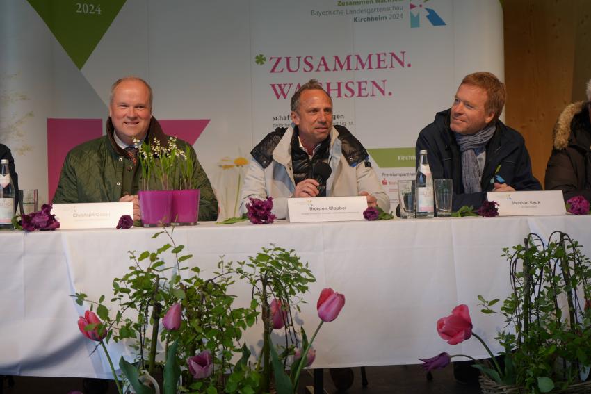 von links: Christoph Göbel, Landrat des Landkreises München, Umweltminister Thorsten Glauber, Stephan Keck, Erster Bürgermeister der Gemeinde Kirchheim bei München