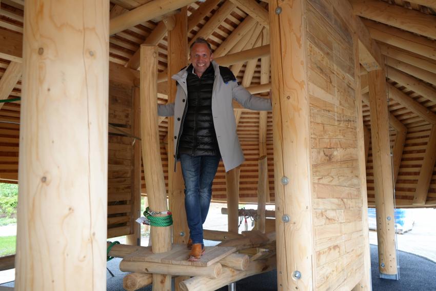 Umweltminister Thorsten Glauber probiert den Abenteuerspielplatz auf dem Gelände der Landesgartenschau aus