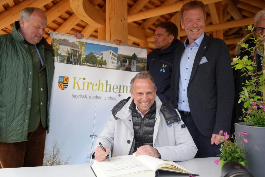 Umweltminister Thorsten Glauber trägt sich ins Goldene Buch der Gemeinde Kirchheim bei München ein