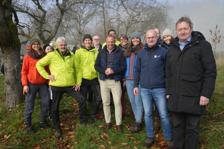Projekt Aktionsbündnis Streuobst (zum Schutz der bayerischen Streuobstwiesen) stellen sich vor: Vorsitzender des Bund Naturschutz Bayern Richard Mergner (2.v.l.), Umweltminister Thorsten Glauber (m.), Vorsitzender des Landesbund für Vogelschutz in Bayern Dr. Norbert Schäfer (2.v. r.), Vertreterinnen und Vertreter der Regierung von Mittelfranken, der Regierung von Oberfranken und des Landratsamts Bayreuth.