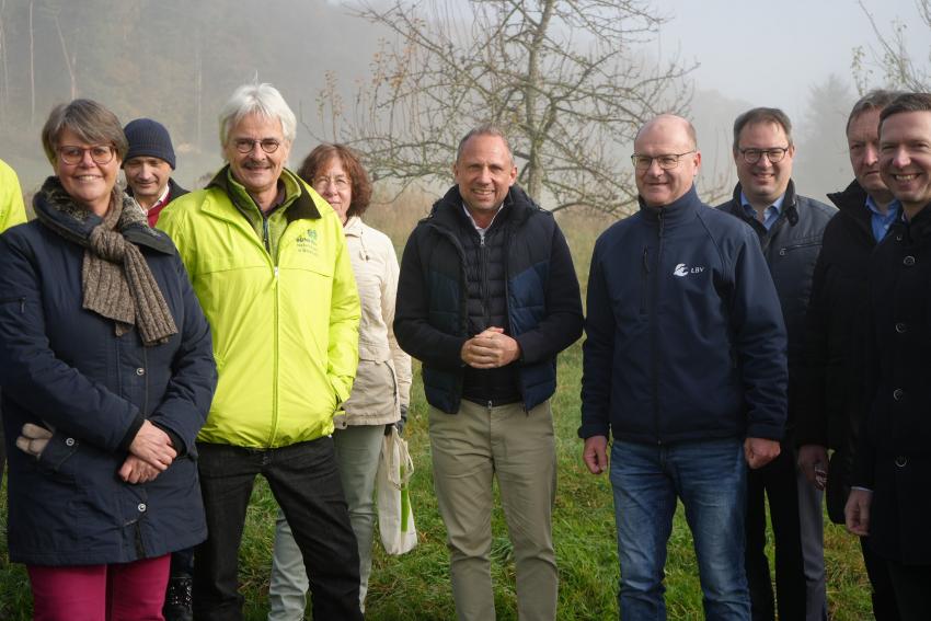 Gruppenfoto mit Umweltminister Thorsten Glauber.