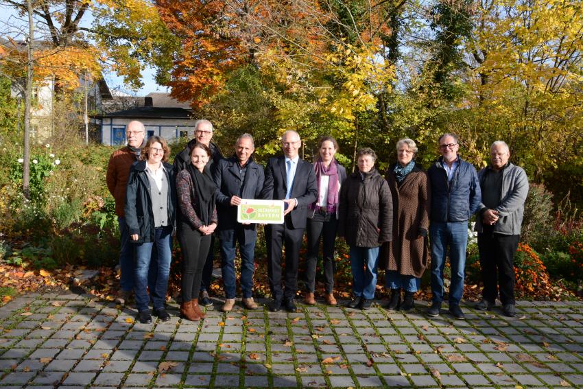 Gruppenfoto mit Umweltminister und der evangelischen Kirchengemeinde St. Johannis in Forchheim. Mit dem geförderten Projekt Gottes Garten werden Flächen naturnah und insektenfreundlich gestaltet. Die Evangelisch-Lutherische Kirche in Bayern ist Mitglied in der Blühpakt-Allianz.