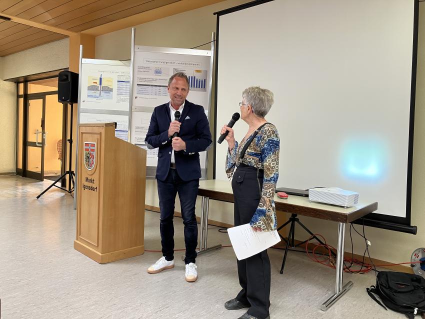 Umweltminister Thorsten Glauber im Austausch mit Gabriele Oost, 1. Vorsitzende des Partnerschaftsvereins Markt Igensdorf – St.-Martin-la-Plaine