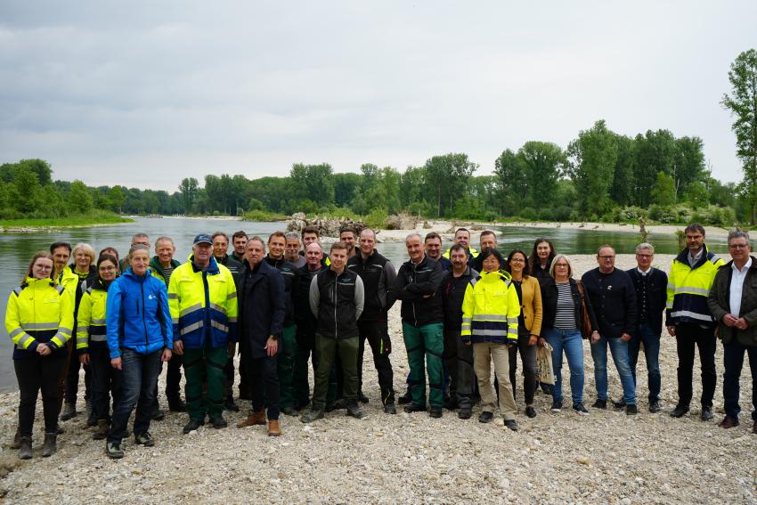 Gruppenfoto mit Umweltminister Thorsten Glauber am Isarufer