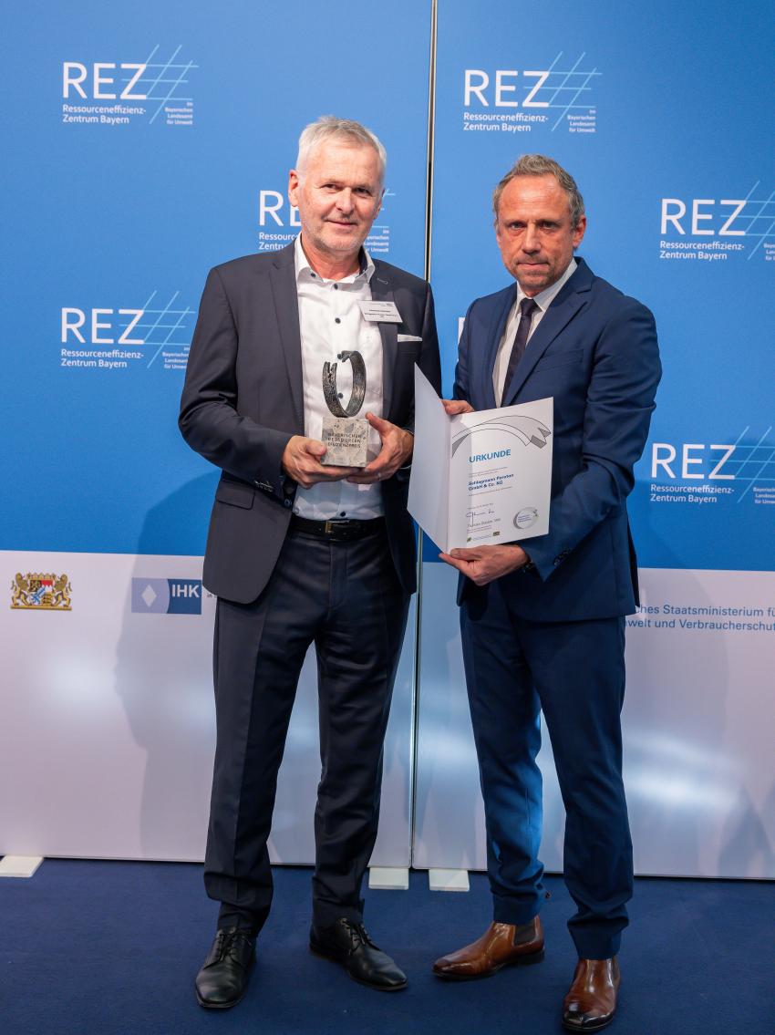 Preisträger Johannes Edmüller, Geschäftsführer bei Schlagmann Poroton GmbH & Co. KG und Umweltminister Thorsten Glauber (r.).