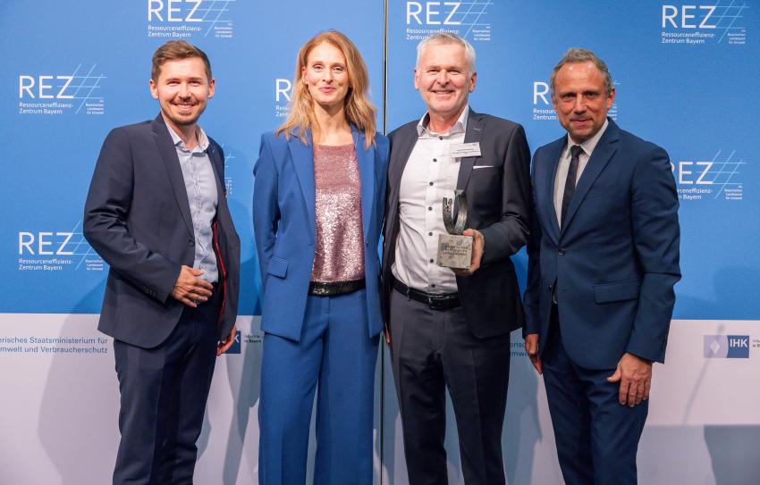 Gruppenfoto zeigt den Preisträger Schlagmann Poroton GmbH & Co. KG mit Marketingleiter und Mitglied der Geschäftsleitung Lukas Edmüller, Geschäftsführer Johannes Edmüller und Umweltminister Thorsten Glauber (r.)