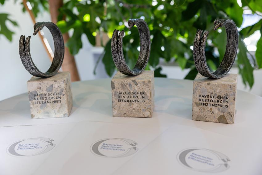 Das Foto zeigt die drei Bayerischen Ressourceneffizienzpreise.