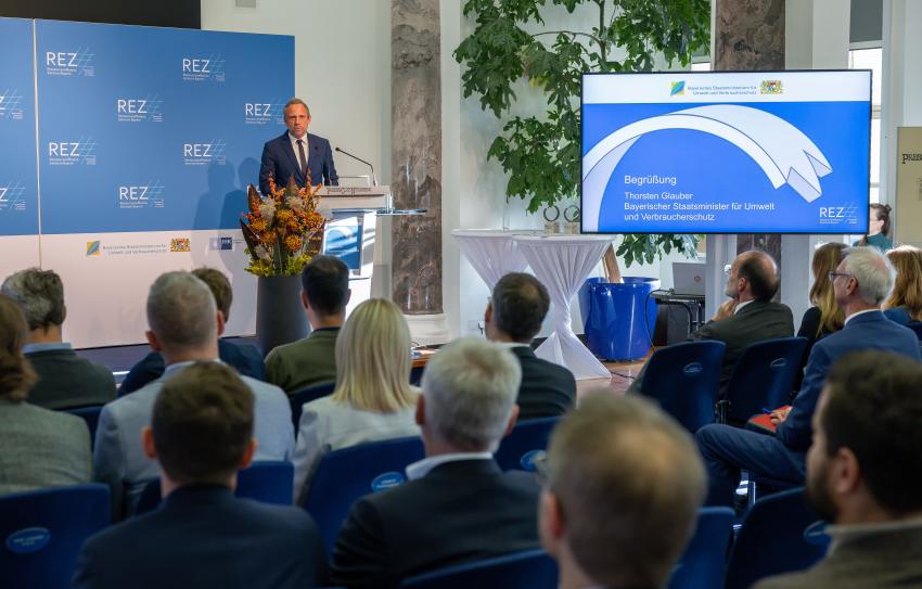 Bayerische Staatminister für Umwelt und Verbraucherschutz Thorsten Glauber hält ein Grußwort zu Beginn der Vergabe des bayerischen Ressourceneffizienzpreises im Presseclub in Nürnberg.