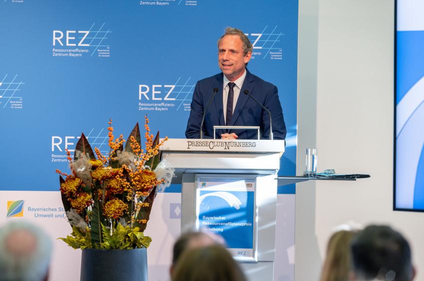 Umweltminister Thorsten Glauber steht am Rednerpult.