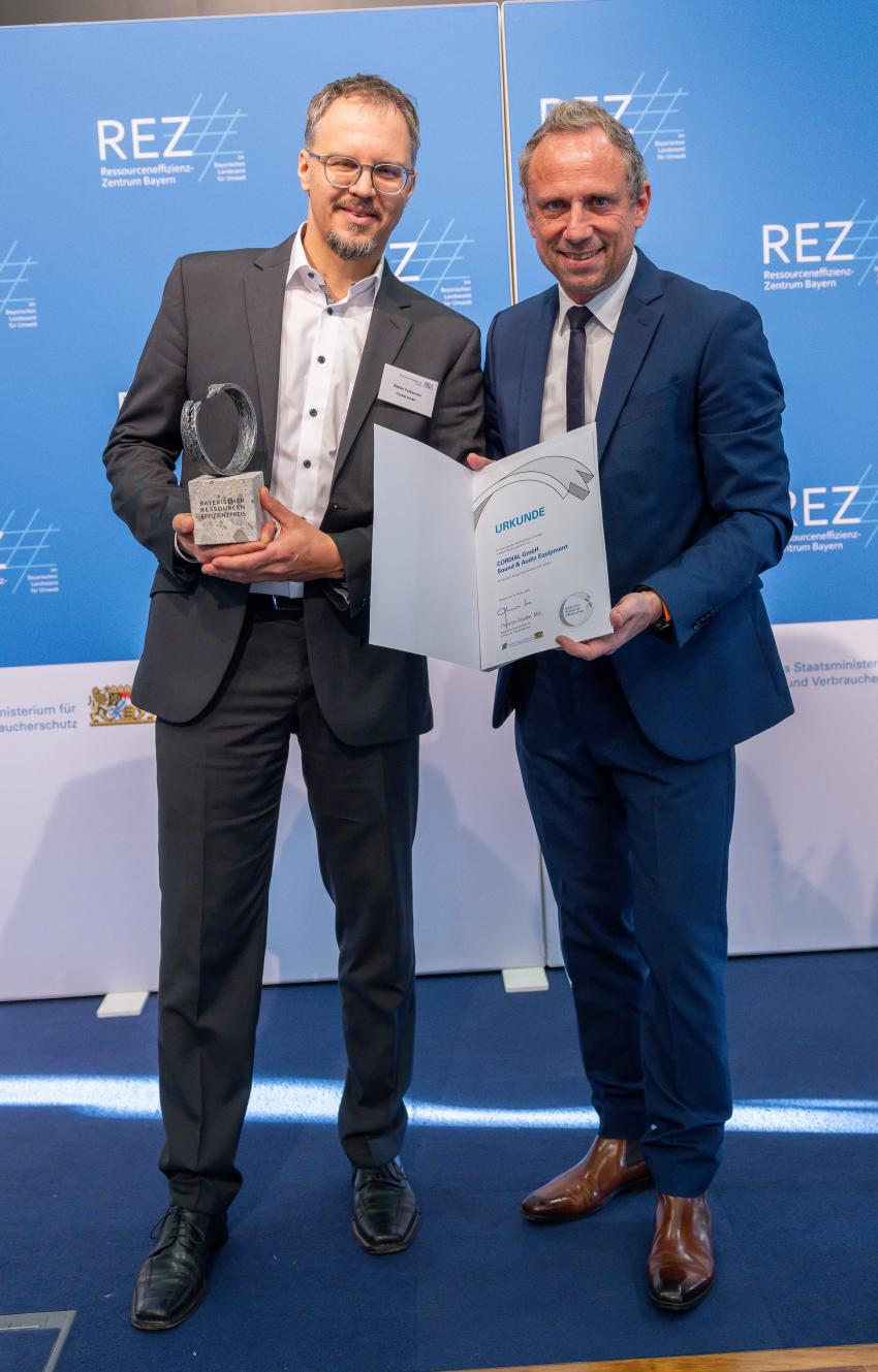 Preisträger Stefan Felbermeir, Product Manager bei CORDIAL GmbH Sound & Audio Equipment und Umweltminister Thorsten Glauber (r.).