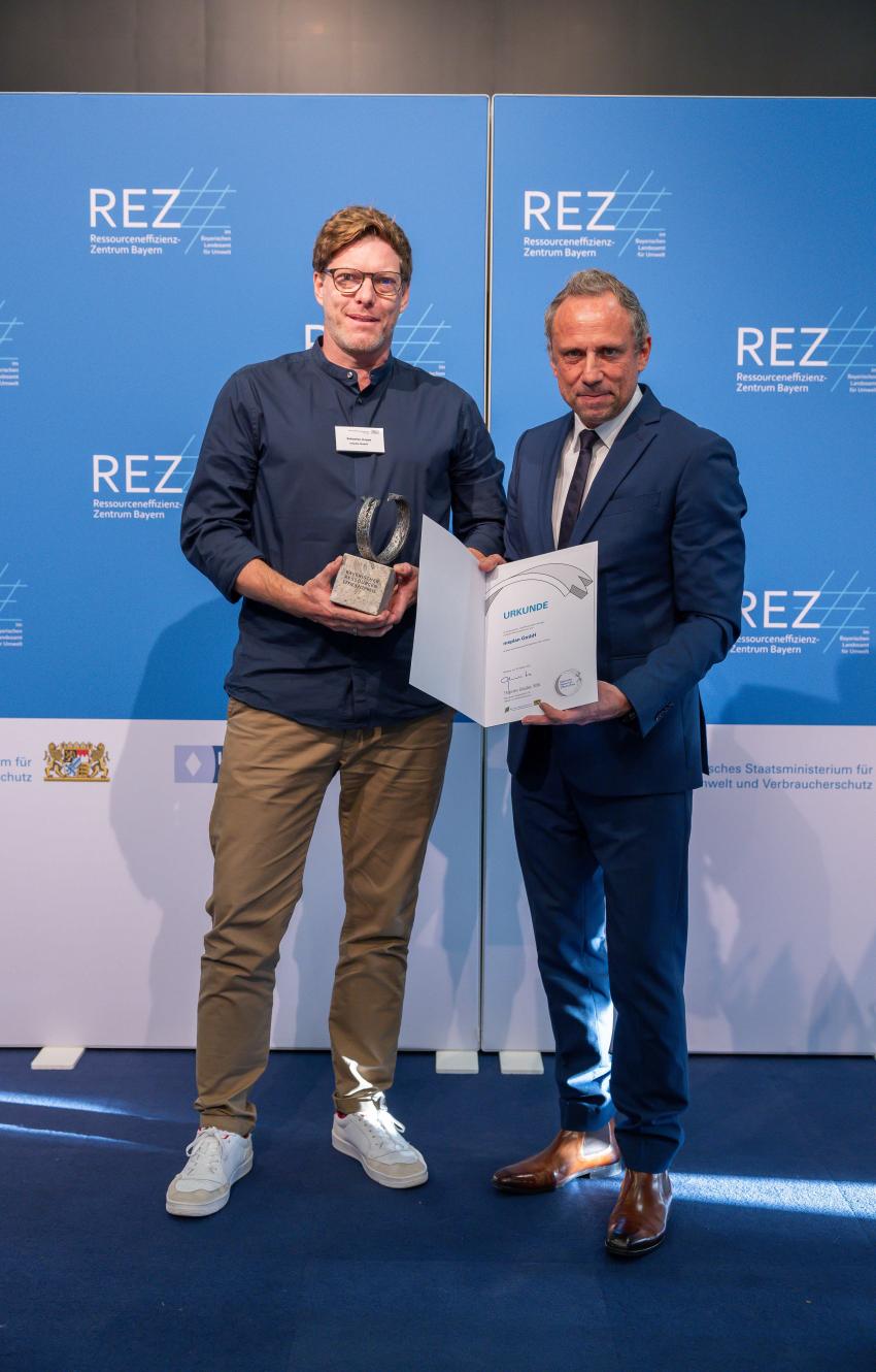 Preisträger Sebastian Hoppe, Account Manager bei meplan GmbH und Umweltminister Thorsten Glauber (r.).