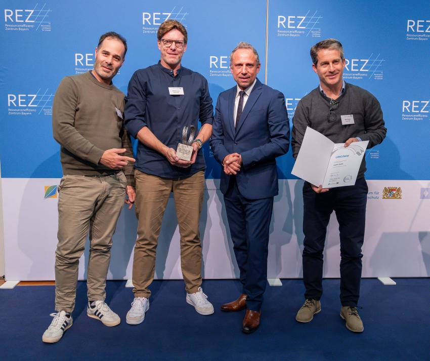 Gruppenfoto zeigt den Preisträger meplan GmbH mit Marketing Manager Michael Berger, Key Account Manager Sebastian Hoppe, Construction Manager Moritz Wächter und Umweltminister Thorsten Glauber (2. v. r.).