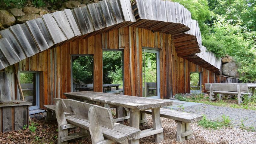 Frontansicht der Erdhauses an der Thüringer Hütte