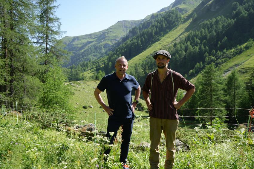 Umweltminister Thorsten Glauber mit Hirte Damian