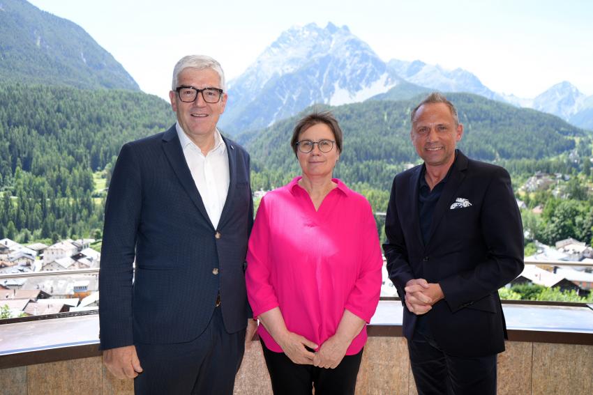von rechts: Umweltminister Thorsten Glauber, Aita Zanetti, Gemeindespäsidentin Scuol und Regierungsrat Dr. Jon Domenic Parolini, Vorsteher Umweltschutzdepartements des Kantons Graubünden