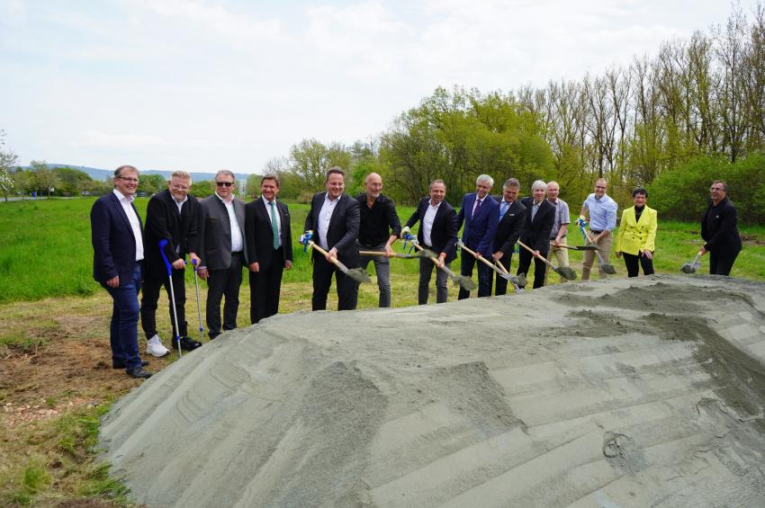 Bayerns Umweltminister Thorsten Glauber beim Spatenstich für den Baubeginn des Strahlenschutzzentrums in Kulmbach-Steinhausen.