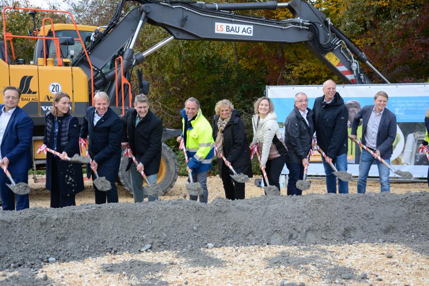 Minister Glauber beim Spatenstich des ersten Baulos Hochwasserschutz Burgau