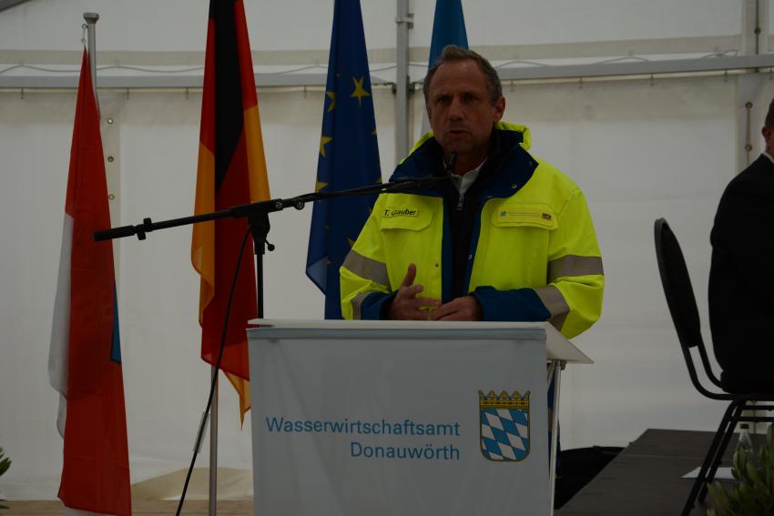 Minister Glauber hält eine Rede