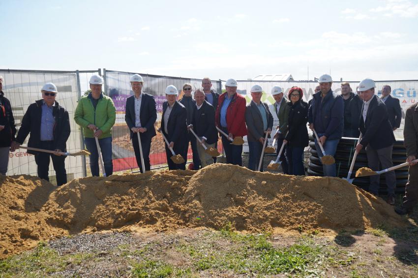 Mit dem Spatenstich beginnt die Bauphase einer Hackschnitzel-Heizzentrale mit insgesamt 1800 kW Gesamtleistung für die künftige Nahwärmeversorgung in Speichersdorf. Das Foto zeigt: Florian Wiedemann, Landrat des Landkreises Bayreuth (3.v. l.), Christian Porsch, 1. Bürgermeister der Gemeinde Speichersdorf (4. v. l.), Umweltminister Thorsten Glauber (5. v. l.)